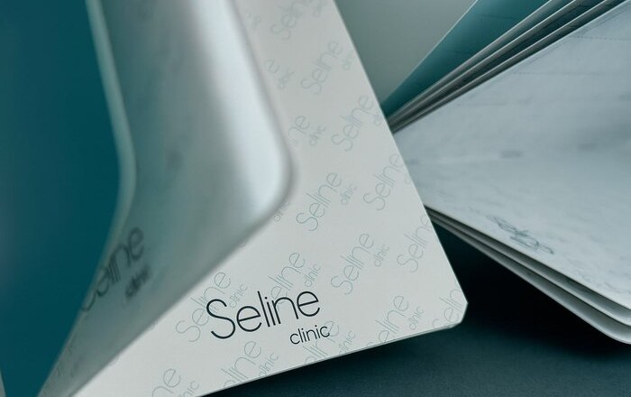 Брошюра на скрепке Seline Clinic (крупный план)