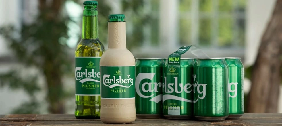 Бумажная бутылка, стеклянная бутылка и жестяные банки для пива Carlsberg